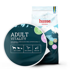 Saco de ração para cães Husse Adult Vitality com paisagem de montanha e ícones de suporte articular e L-carnitina.