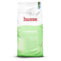 Ração seca para gatos Husse Complete num saco branco e verde, para uma nutrição equilibrada.