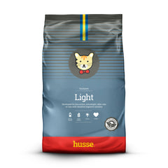 Saco de ração seca Husse Exclusive Light para gatos adultos, com design azul e vermelho e ilustração de gato.