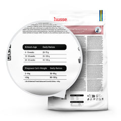 Verso do saco de ração Husse Fresh Balanced Growth Kitten com guia de alimentação para gatinhos.