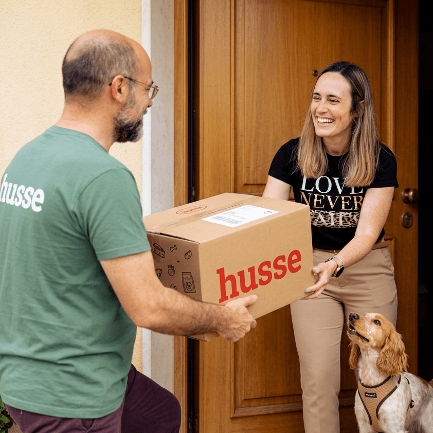 Husse advisor delivering a box of pet food to a customer's front door