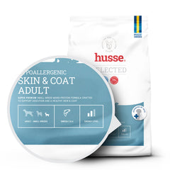 Saco branco de ração Husse Hypoallergenic Skin & Coat Adult para cães pequenos, destacando ícones de pele sensível.