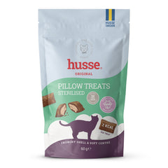 Husse Pillow Treats Sterilised em embalagem de 60 g, com snacks crocantes de dupla textura e centro macio.