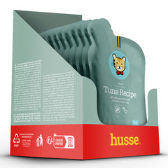 Caixa expositora de saquetas de mousse cremosa de atum Husse para gatos, com base vermelha e ilustração de gato.
